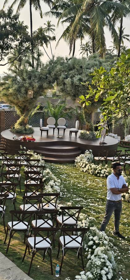 Stage and Aisle / Walkway — Wedding decor — Casa Waters